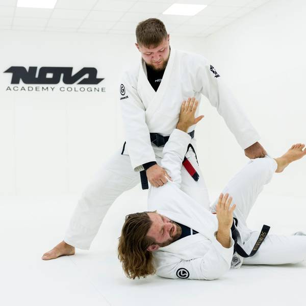 Jurij Schiefenbusch und Alexander Sak (stehend) sind international erfolgreiche Brazilian-Jiu-Jitsu (BJJ) Kämpfer und haben in Köln ein Trainingscenter eröffnet.