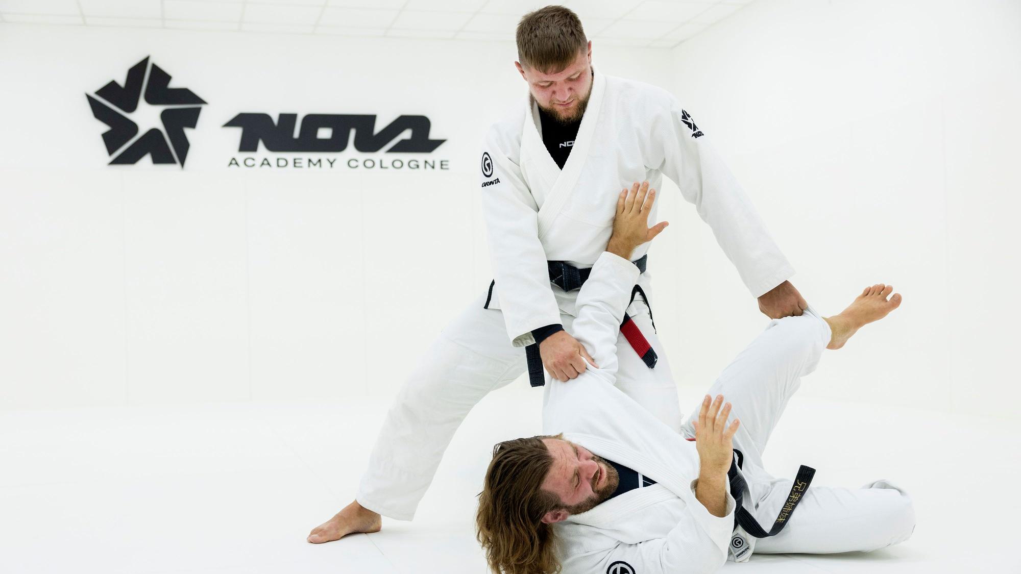 Jurij Schiefenbusch und Alexander Sak (stehend) sind international erfolgreiche Brazilian-Jiu-Jitsu (BJJ) Kämpfer und haben in Köln ein Trainingscenter eröffnet.