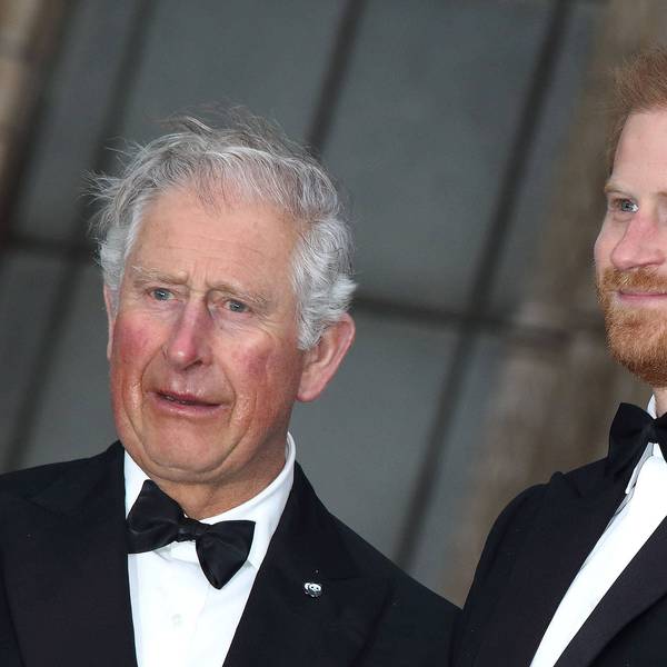 Prinz Harry und König Charles stehen nebeneinander.