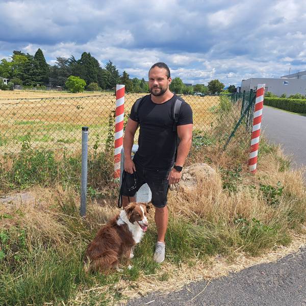 Sören Mundorf mit Hündin Pina. Der Niederkasseler setzt sich mit einer Online-Petition und einem Bürgerantrag im Stadtrat dafür ein, dass die Stadt künftig wieder kostenlos sogenannte Hundekotbeutel abgibt.