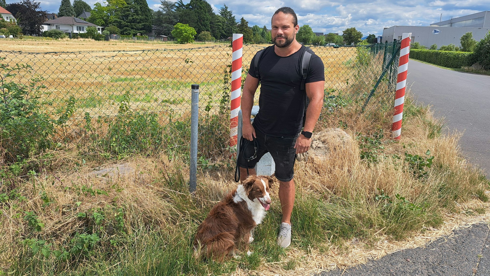 Sören Mundorf mit Hündin Pina. Der Niederkasseler hat eine Online-Petition gestartet. Er fordert die Stadt auf, künftig wieder kostenlos sogenannte Hundekotbeutel abzugeben.