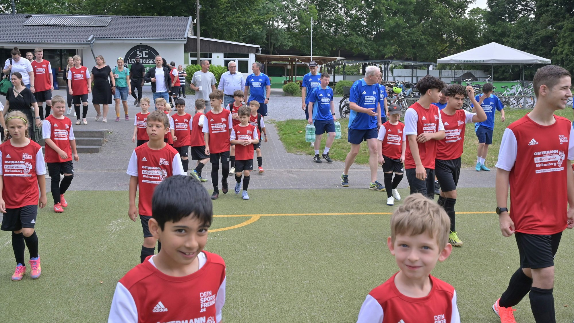Die Fußballschule auf dem SC-Leverkusen-Platz ist fast vollkommen ausgebucht.