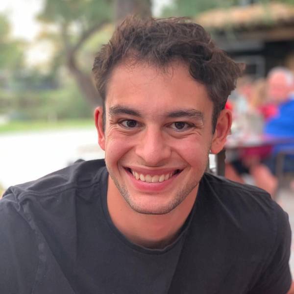 Auf dem Bild ist Luis Paulo in einem schwarzen T-Shirt zu sehen, er lacht in die Kamera.