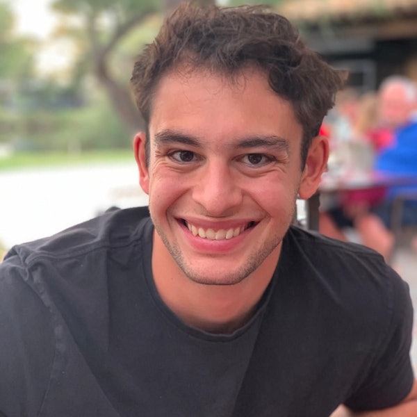 Auf dem Bild ist ein Portrait von Luis Paulo zu sehen.