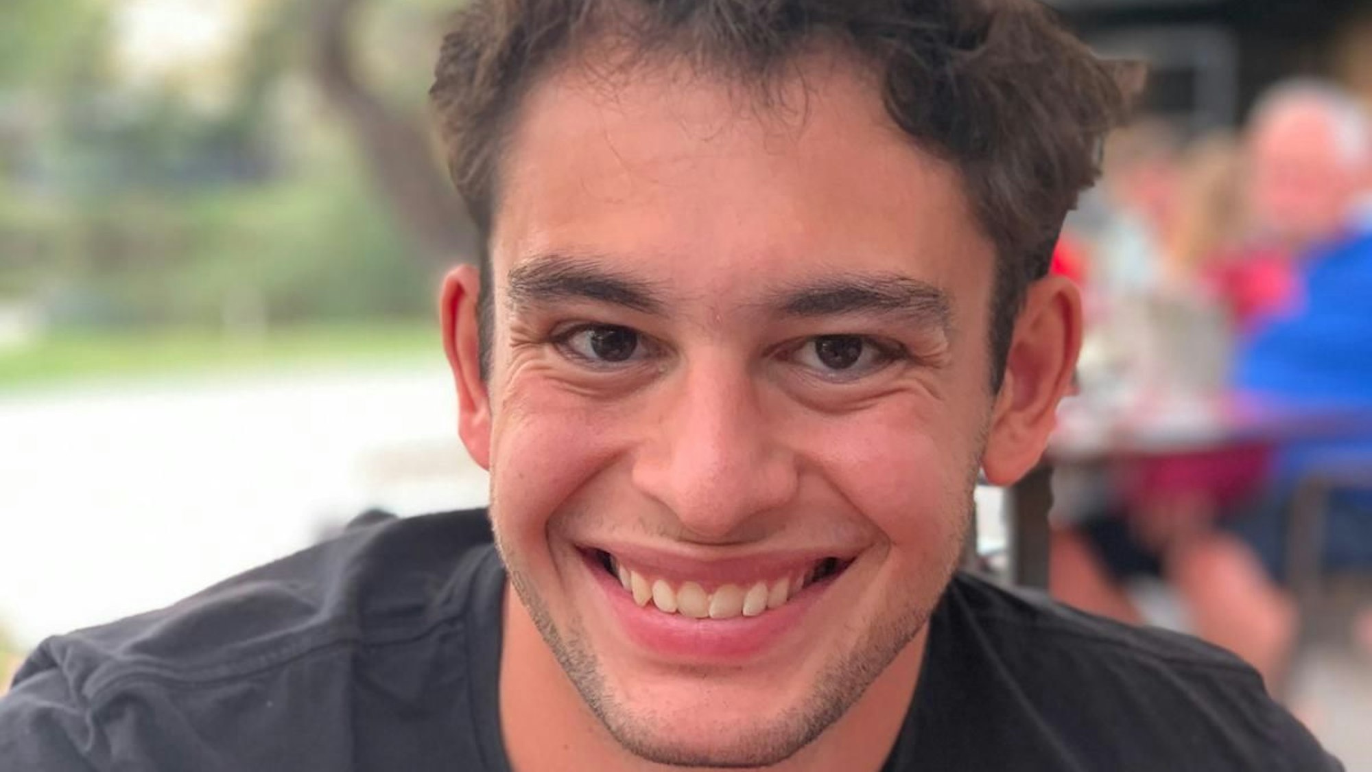 Auf dem Bild ist Luis Paulo in einem schwarzen T-Shirt zu sehen, er lacht in die Kamera.