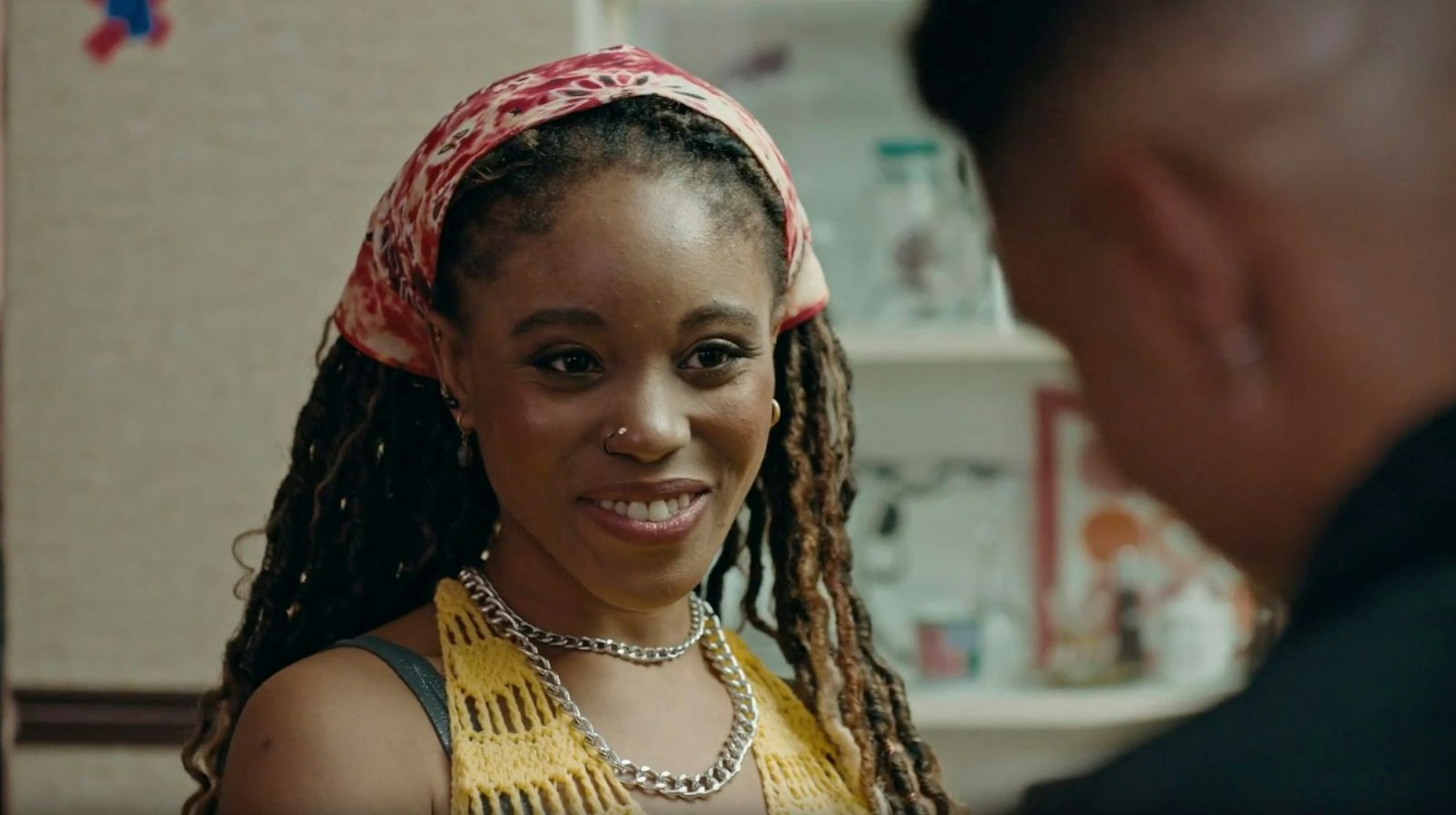 Nina (Amara Okereke) flirtet. Sie kann ja nicht ahnen, dass Duane (Duane Williams) sich als Geistlicher entpuppen wird, dem es um ihre unsterbliche Seele geht. (Bild: SWR/Both Worlds Produktion)