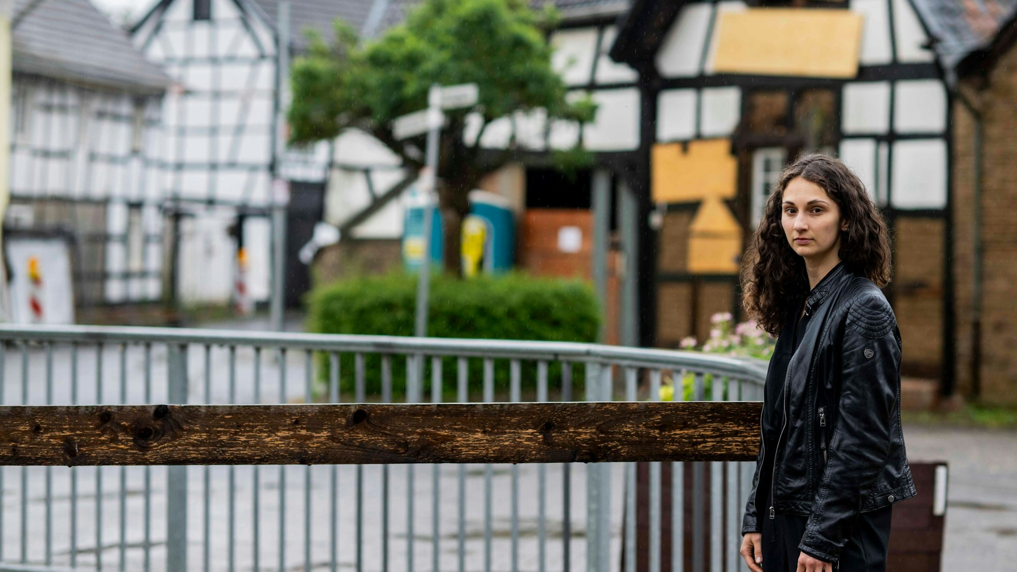 Mona Noé steht an einer Brücke in Euskirchen-Schweinheim.