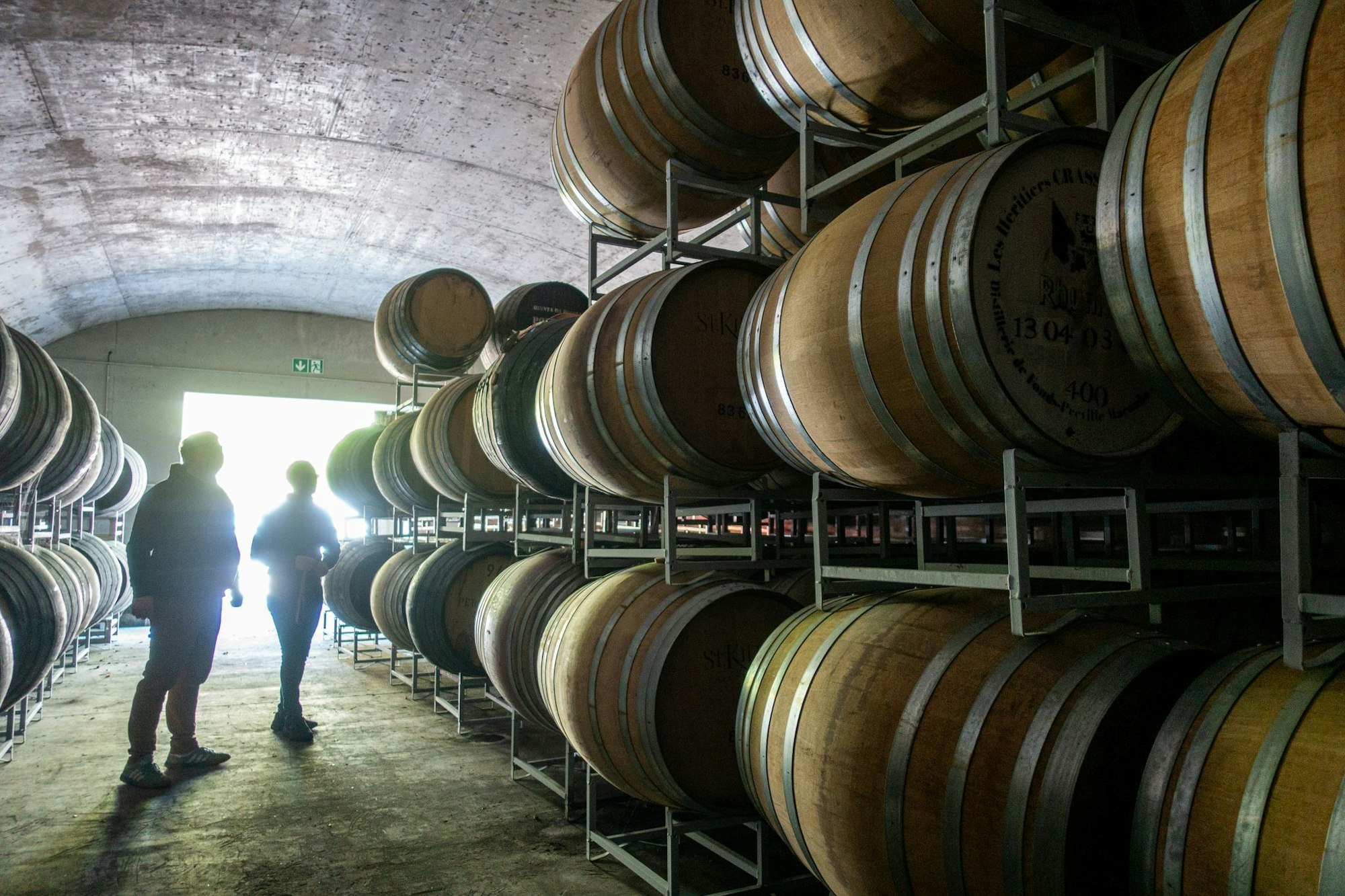 In Holz gereift: Whiskyfässer im Nato-Bunker von St. Kilian.