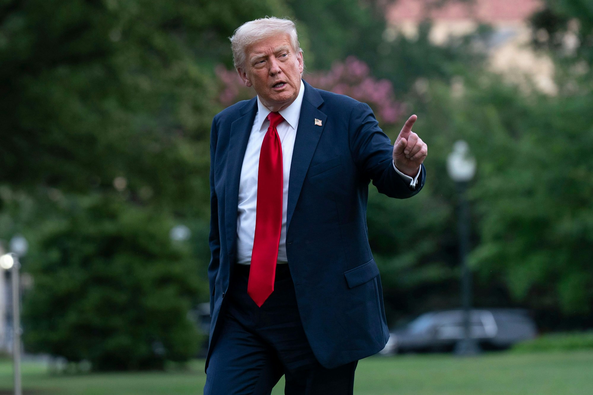 US-Präsident Donald Trump spricht mit Reportern, während er bei seiner Ankunft am Weißen Haus über den South Lawn geht.