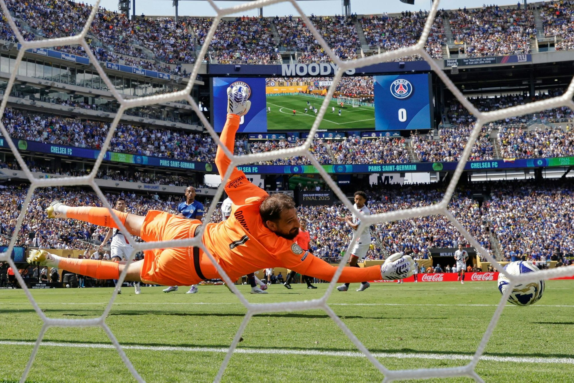 PSG-Torwart Gianluigi Donnarumma kommt nicht ran an den platzierten Schuss von Cole Palmer.