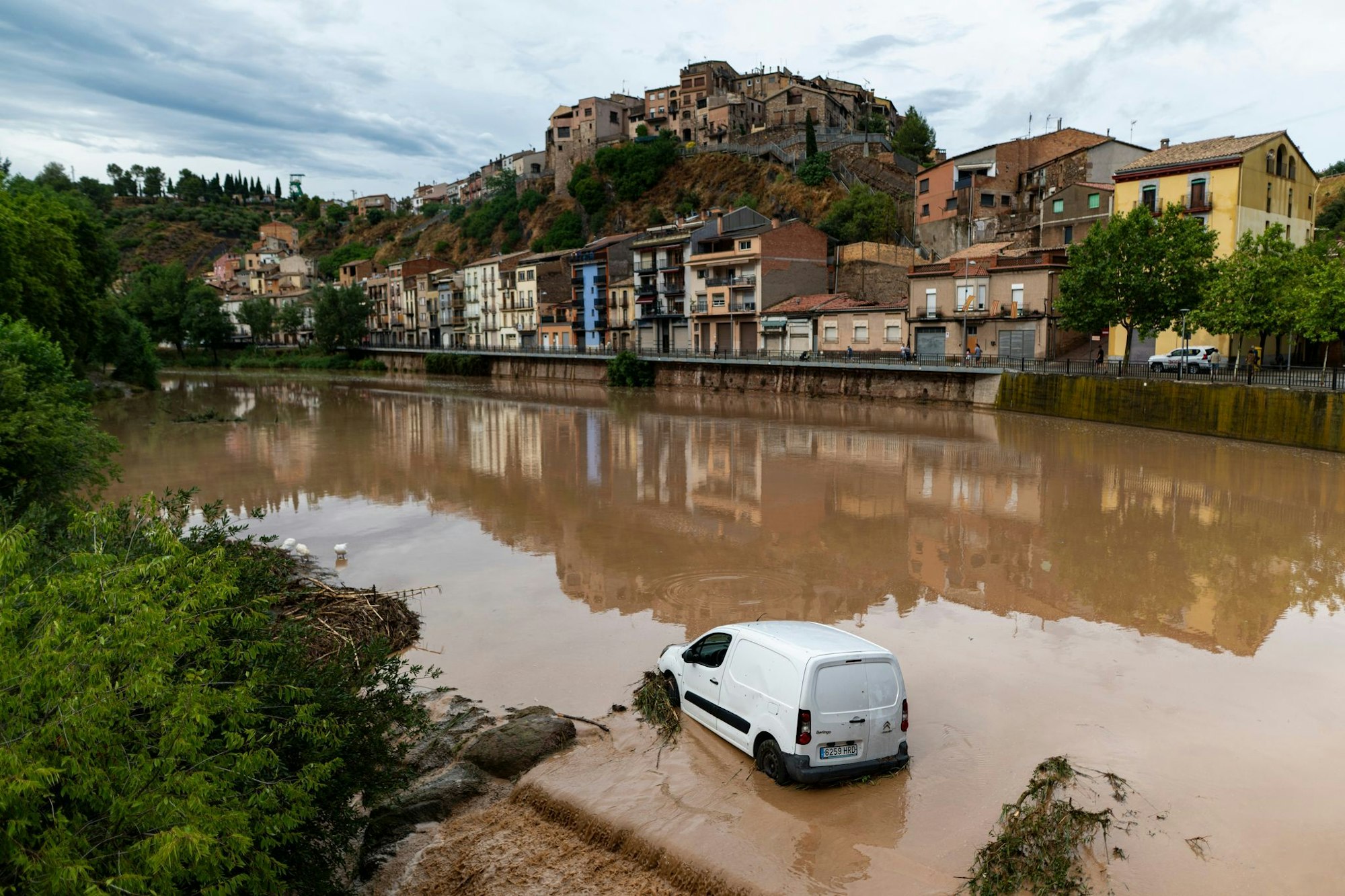 Starke Regenfälle, teils mit Hagel, haben mehrere Regionen in Spanien heimgesucht.