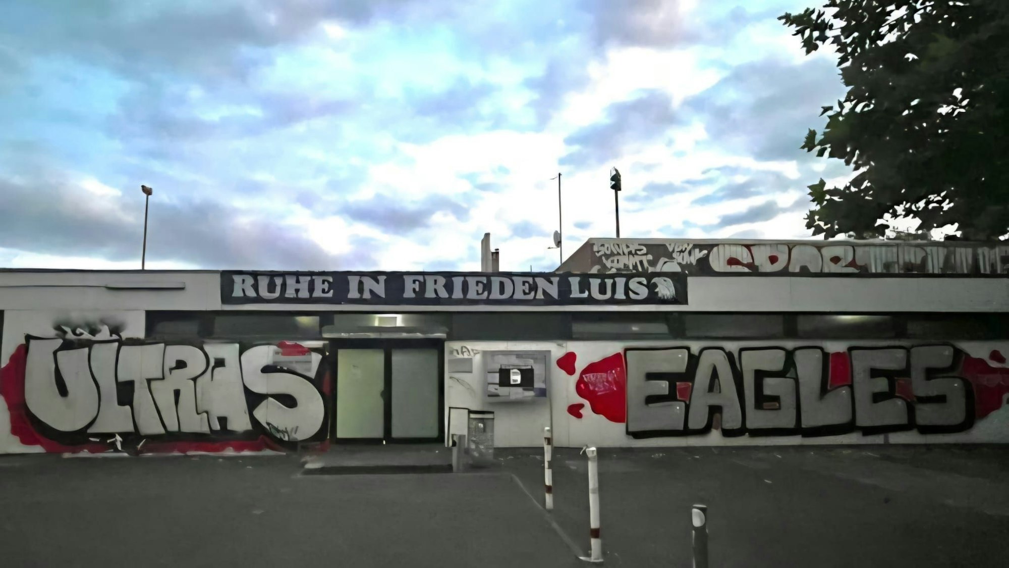Auf dem Bild ist ein Schriftzug an einer Handballhalle zu sehen.