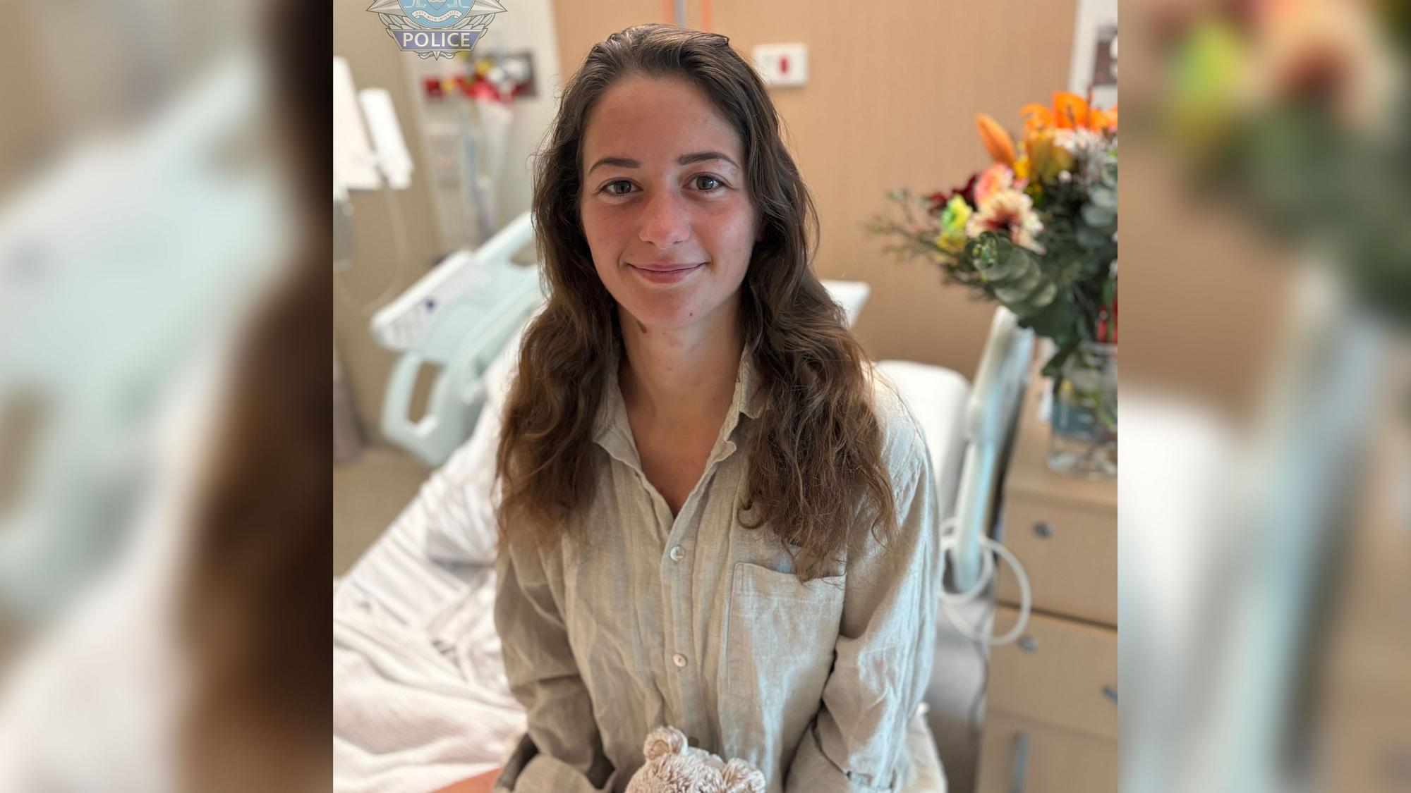 Das von der Polizei zur Verfügung gestellte Bild zeigt Carolina im Krankenhaus. Wenige Tage nach ihrer Rettung aus der australischen Wildnis hat sich die deutsche Backpackerin emotional bei allen Helfern bedankt.