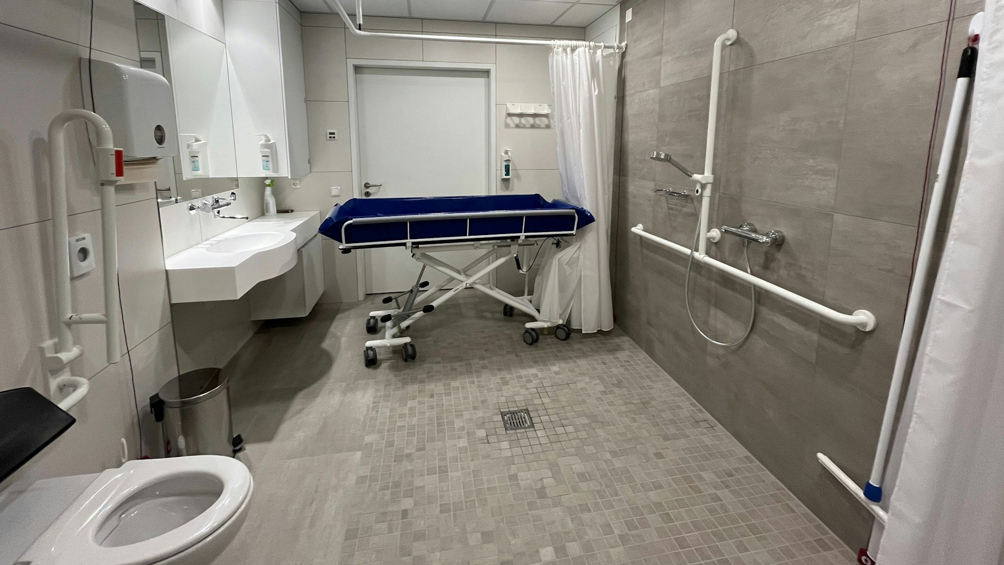 Einige der Bäder sind auch auf Patienten vorbereitet, die nur im Liegen transportiert werden können.