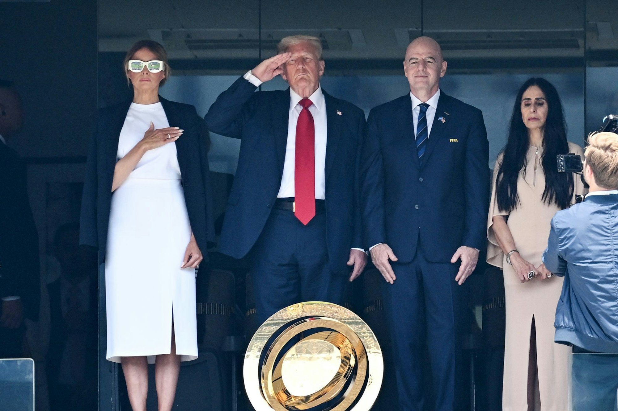 US-Präsident Donald Trump und First Lady Melania Trump beim Abspielen der Nationalhymne vor dem Finale. Rechts FIFA-Präsident Gianni Infantino.