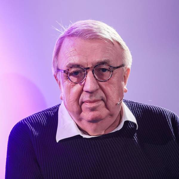 02.03.2023, Nordrhein-Westfalen, Köln: Hanns-Josef Ortheil, Schriftsteller, Drehbuchautor, Germanist und Hochschullehrer, sitzt bei einer Lesung beim Literaturfestival Lit.Cologne auf der Bühne. Foto: Oliver Berg/dpa +++ dpa-Bildfunk +++