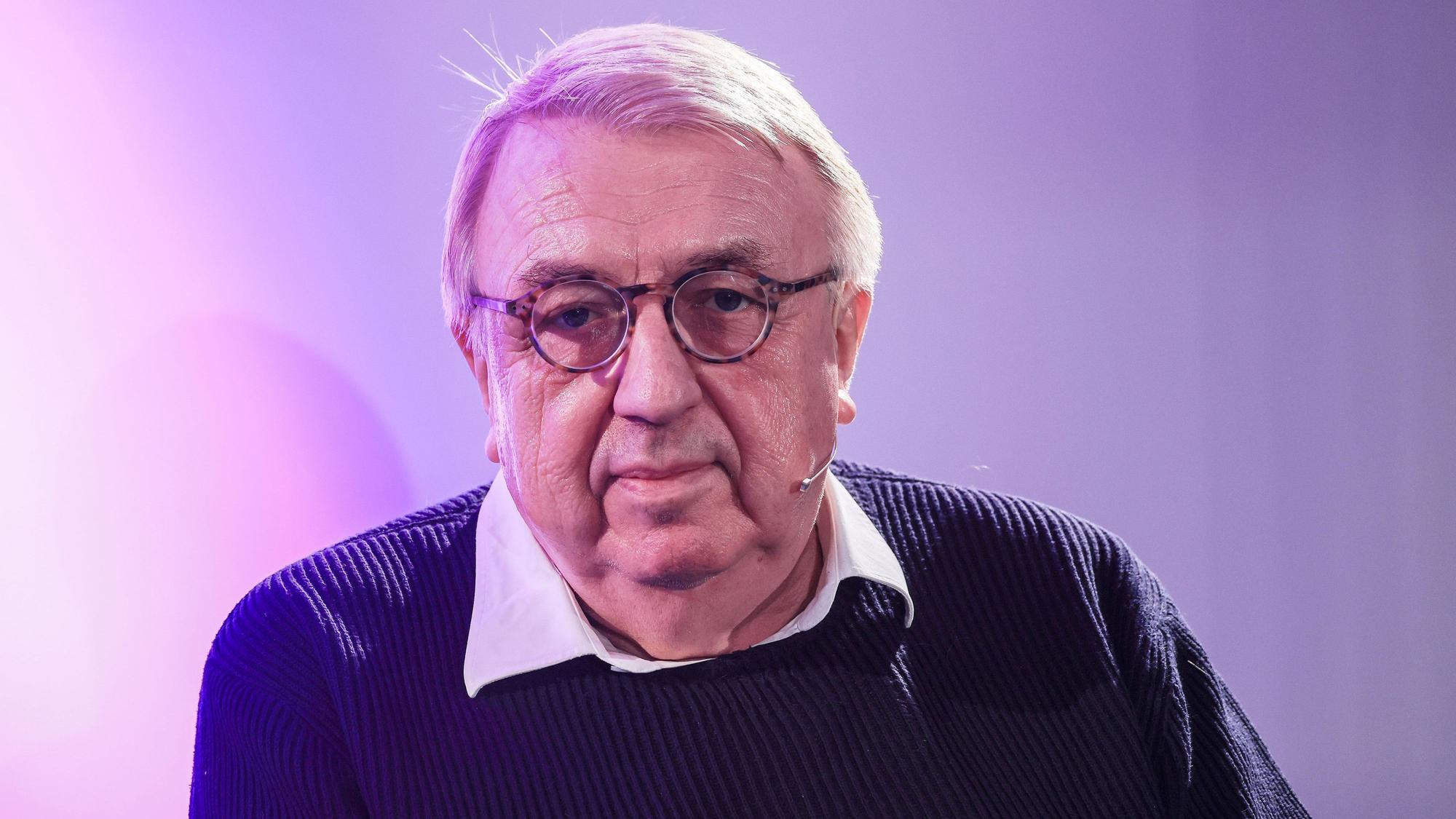 02.03.2023, Nordrhein-Westfalen, Köln: Hanns-Josef Ortheil, Schriftsteller, Drehbuchautor, Germanist und Hochschullehrer, sitzt bei einer Lesung beim Literaturfestival Lit.Cologne auf der Bühne. Foto: Oliver Berg/dpa +++ dpa-Bildfunk +++