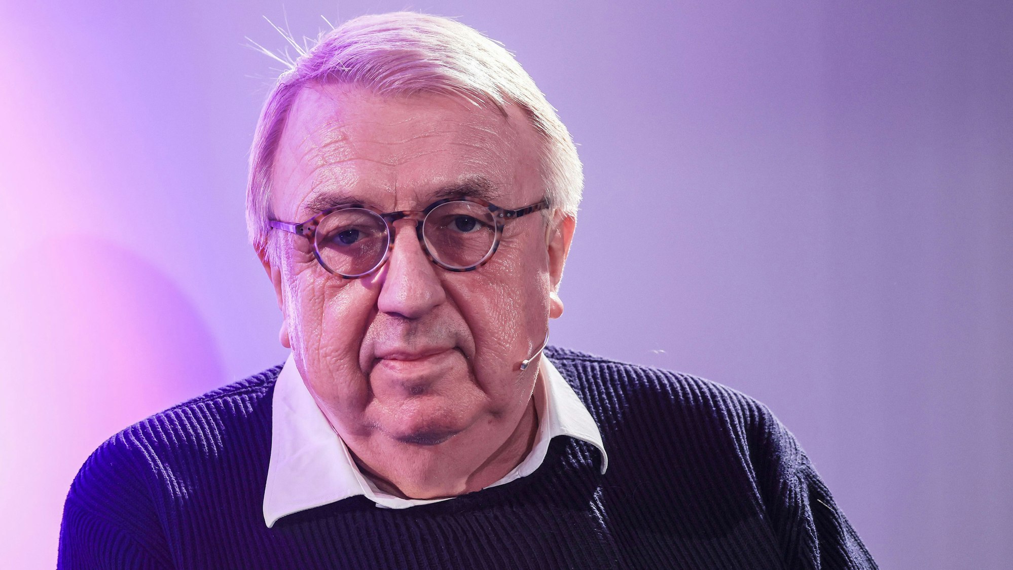 Hanns-Josef Ortheil, Schriftsteller, Drehbuchautor, Germanist und Hochschullehrer, sitzt bei einer Lesung beim Literaturfestival Lit.Cologne 2023 auf der Bühne. Foto: Oliver Berg/dpa +++ dpa-Bildfunk +++