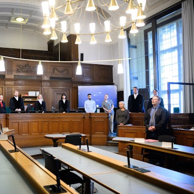 Die Vorsitzende Richterin Sylvia Busch (M) und Staatsanwalt Philipp Meyhöfer (2.v.r.) stehen beim Mordprozess gegen einen Palliativarzt, der in Berlin 15 Menschen getötet haben soll, im Landgericht Berlin.