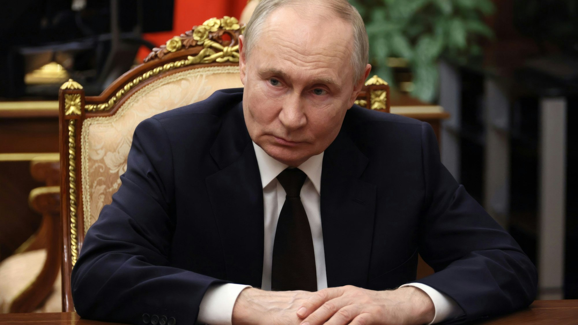 07.07.2025, Russland, Moskau: Der russische Präsident Wladimir Putin hört dem stellvertretenden Verkehrsminister Andrej Nikitin während eines persönlichen Treffens im Kreml zu in Moskau, Russland. Nikitin wurde zum geschäftsführenden Verkehrsminister ernannt und ersetzt Roman Starowoit, der zuvor entlassen worden war. Foto: Mikhail Metzel/Kremlin Pool Planet Pix via ZUMA Press Wire/dpa +++ dpa-Bildfunk +++