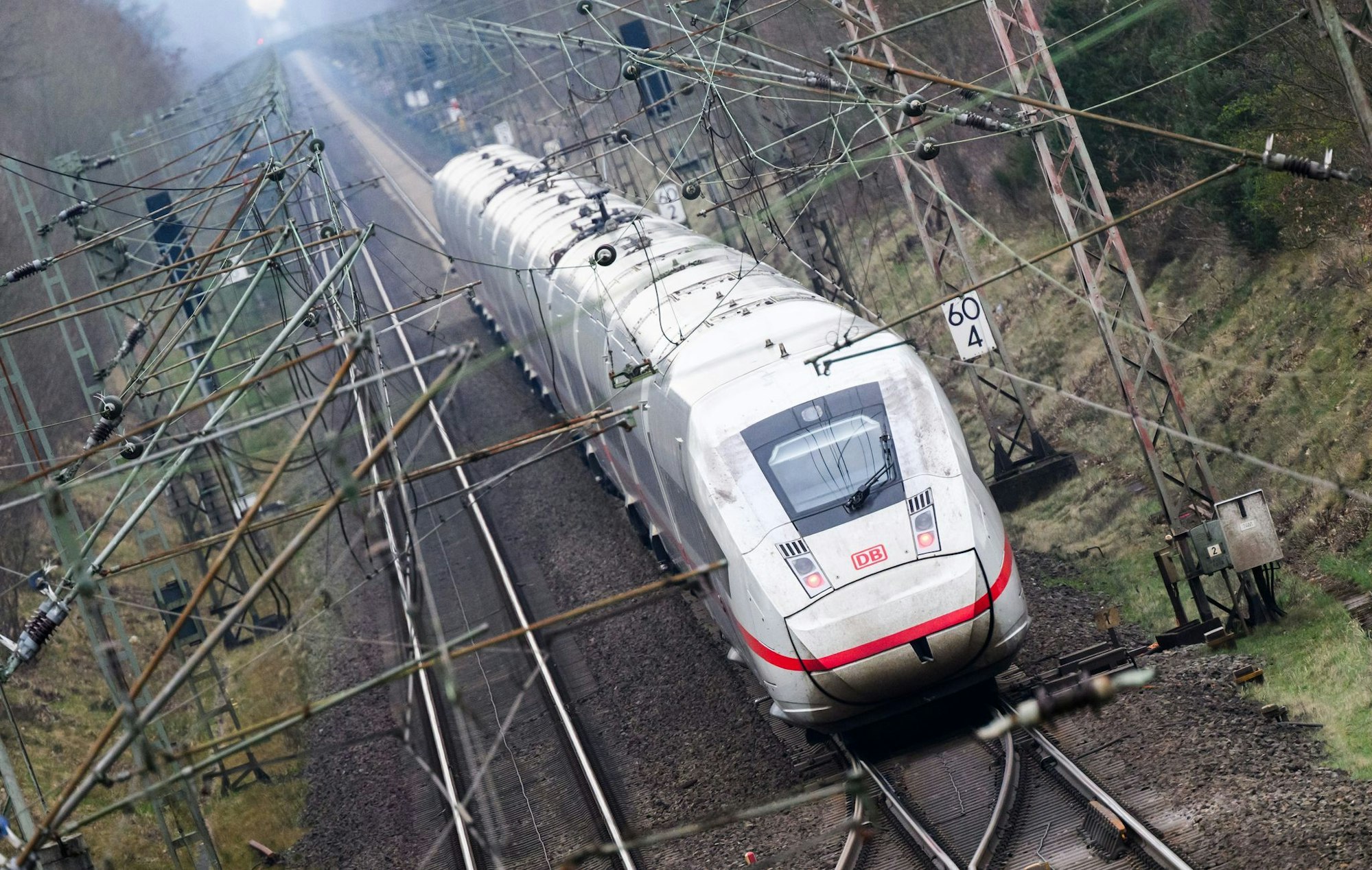 Eine Weichenstörung zwischen Berlin und Wolfsburg hat zu Behinderungen im Bahnverkehr geführt. (Symbolbild)