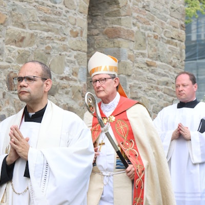 Pfarrer Tobias Zöller (Mitte), hier mit dem Kölner Erzbischof Rainer Maria Kardinal Woelki (rechts) bei der Einweihung der neuen Orgel der Morsbacher Basilika St. Gertrud, ist auf eigenen Wunsch als Leitender Geistlicher des Sendungsraums Oberberg-Süd entpflichtet worden.