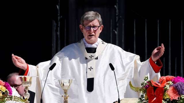 News Bilder des Tages Erzbischof Rainer Maria Kardinal Woelki beim Pontifikalamt zu Fronleichnam 2022 auf dem Roncalliplatz mit anschließender Prozession durch die Kölner Innenstadt. Köln, 16.06.2022 NRW Deutschland *** Archbishop Rainer Maria Cardinal Woelki at the Pontifical Mass for Corpus Christi 2022 on Roncalliplatz followed by a procession through Colognes city center Cologne, 16 06 2022 NRW Germany Copyright: xChristophxHardtx