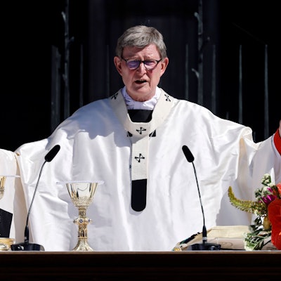 News Bilder des Tages Erzbischof Rainer Maria Kardinal Woelki beim Pontifikalamt zu Fronleichnam 2022 auf dem Roncalliplatz mit anschließender Prozession durch die Kölner Innenstadt. Köln, 16.06.2022 NRW Deutschland *** Archbishop Rainer Maria Cardinal Woelki at the Pontifical Mass for Corpus Christi 2022 on Roncalliplatz followed by a procession through Colognes city center Cologne, 16 06 2022 NRW Germany Copyright: xChristophxHardtx