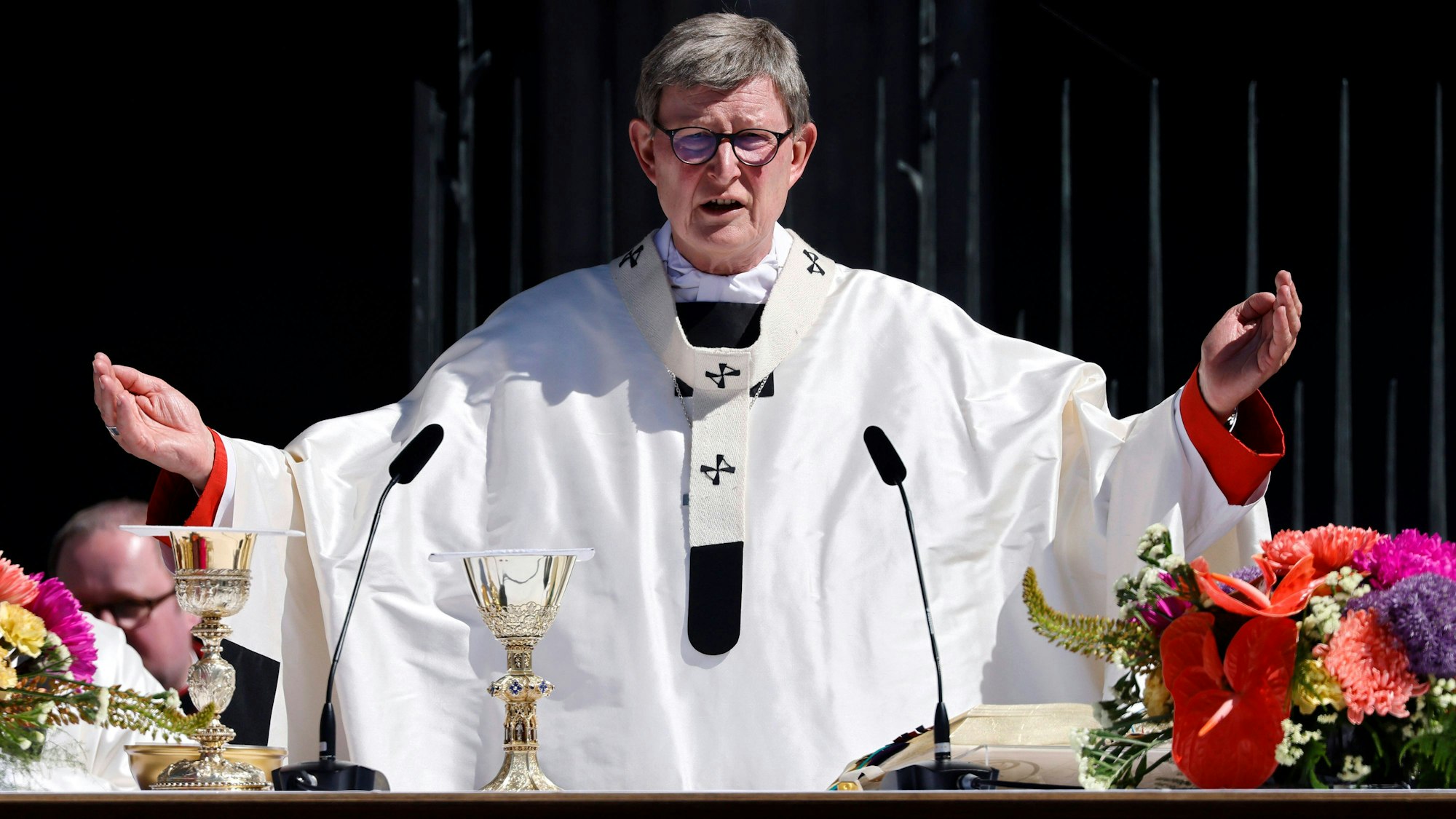 Das Bild zeigt den Kölner Erzbischof Rainer Maria Kardinal Woelki beim Pontifikalamt zu Fronleichnam 2022 auf dem Roncalliplatz. Foto: IMAGO/Panama Pictures