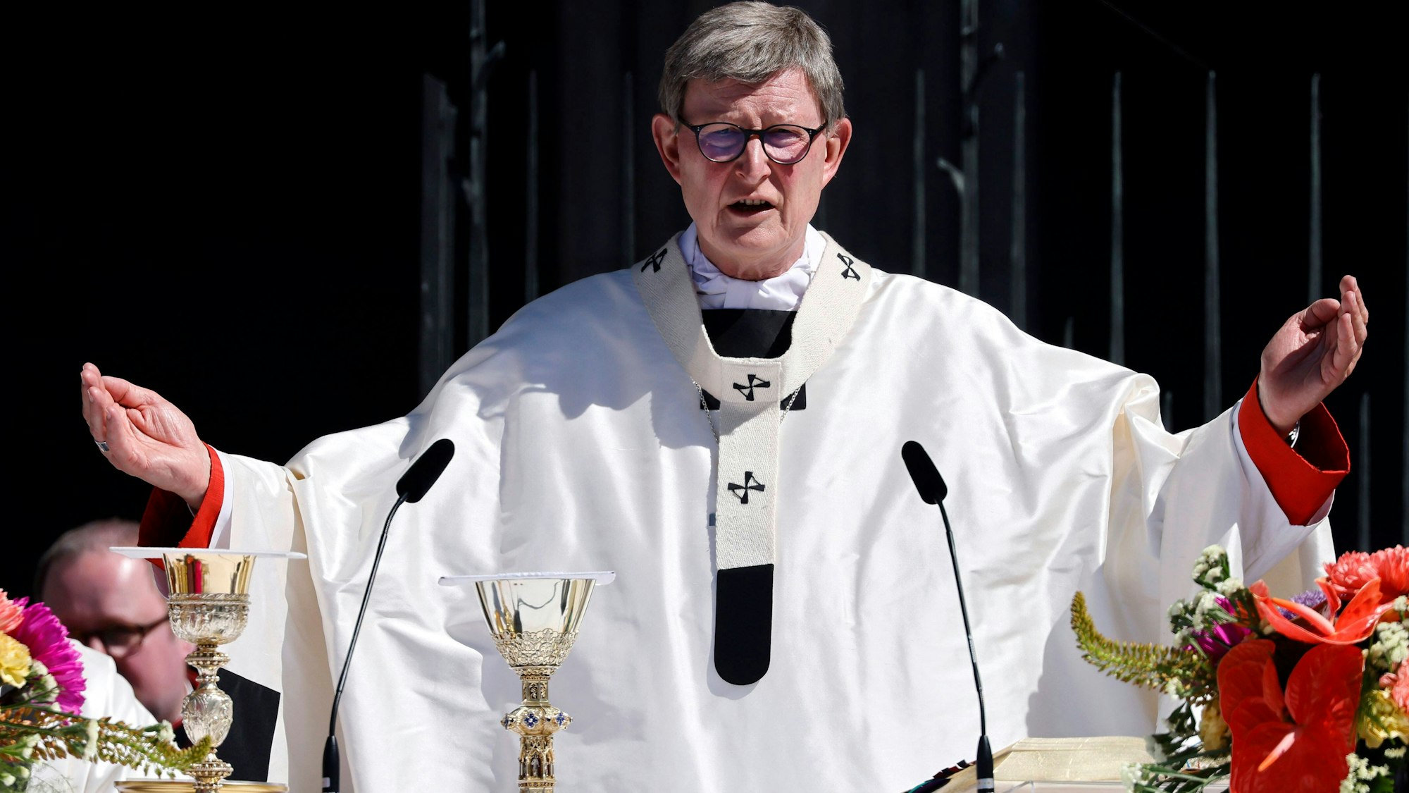News Bilder des Tages Erzbischof Rainer Maria Kardinal Woelki beim Pontifikalamt zu Fronleichnam 2022 auf dem Roncalliplatz mit anschließender Prozession durch die Kölner Innenstadt. Köln, 16.06.2022 NRW Deutschland *** Archbishop Rainer Maria Cardinal Woelki at the Pontifical Mass for Corpus Christi 2022 on Roncalliplatz followed by a procession through Colognes city center Cologne, 16 06 2022 NRW Germany Copyright: xChristophxHardtx