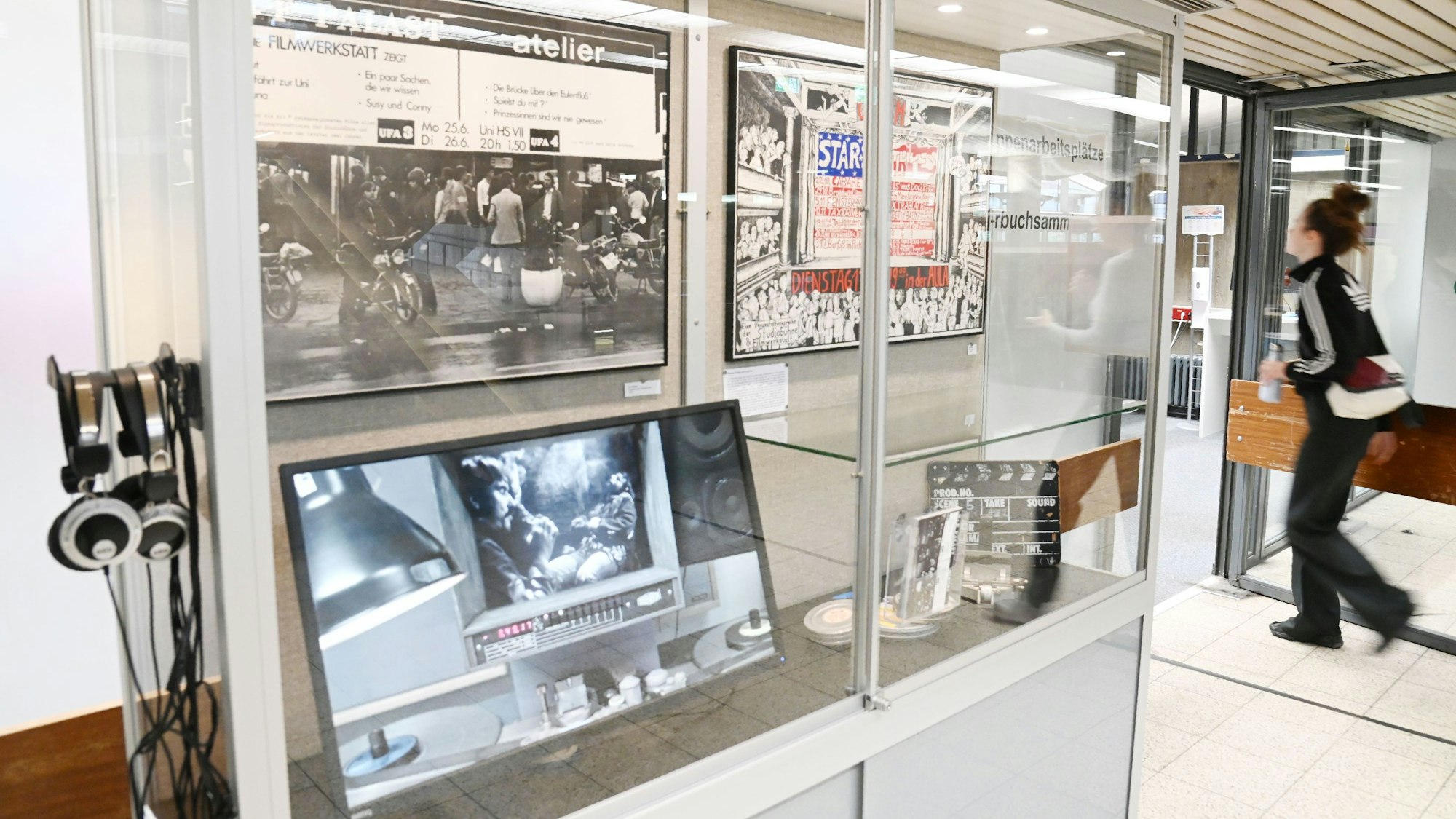 Das Bild zeigt digitale und analoge Ausstellungsstücke von „50+1“.