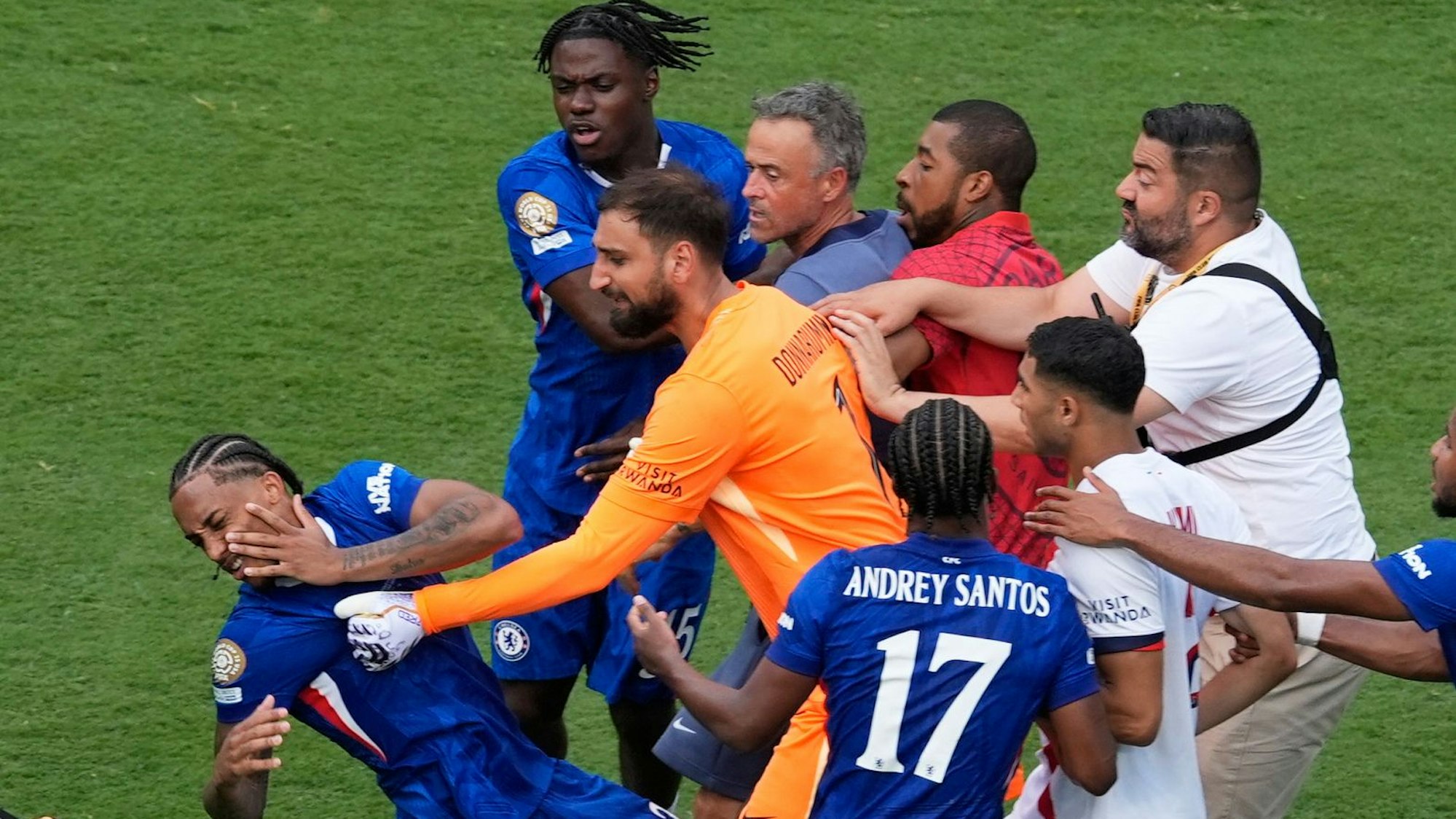 Chelseas Joao Pedro (l) wird von Paris Saint-Germains Torhüter Gianluigi Donnarumma nach dem Spiel attackiert.