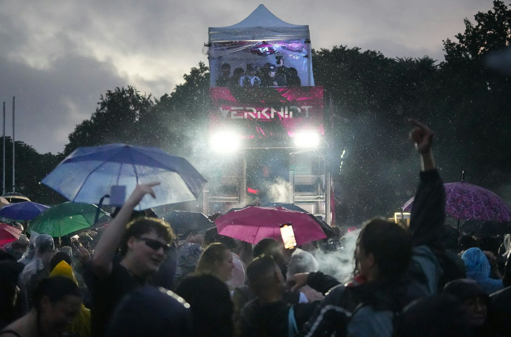 Sanitätsdienst und Feuerwehr mussten mehreren Teilnehmern der Techno-Parade «Rave the Planet» behandeln.
