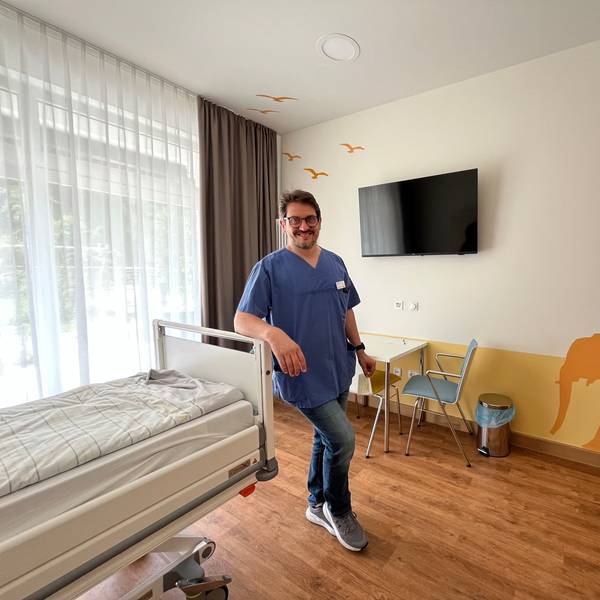 Kindgerechte Zimmer im Safari-Design präsentiert Klinikleiter Deja Vlajnic.
