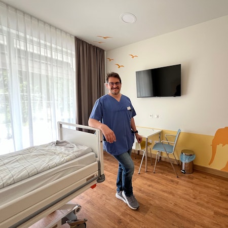 Kindgerechte Zimmer im Safari-Design präsentiert Klinikleiter Deja Vlajnic.