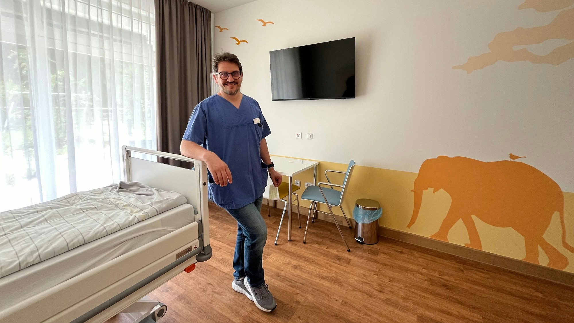 Kindgerechte Zimmer im Safari-Design präsentiert Klinikleiter Deja Vlajnic.