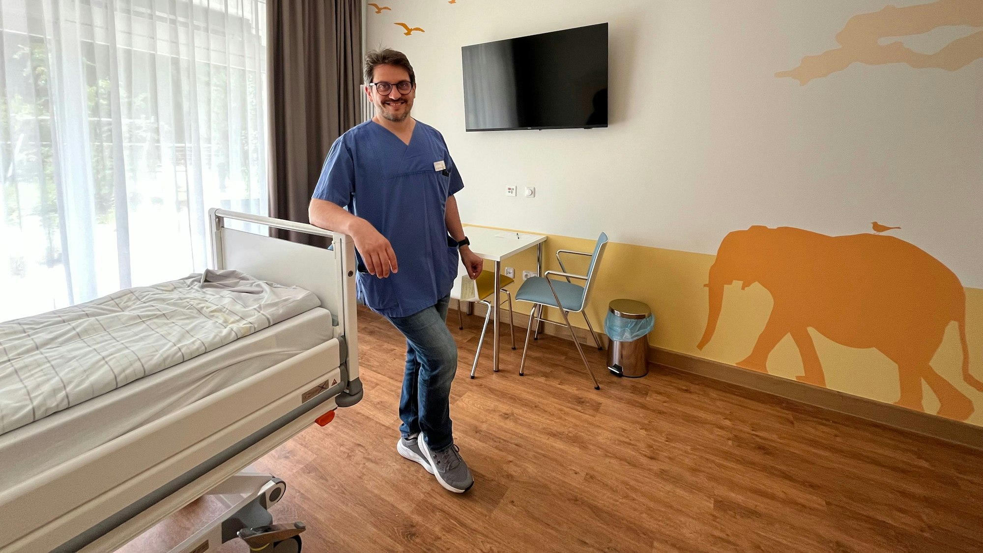 Dr. Dejan Vlajnic in einem „Zeitinsel“-Zimmer.