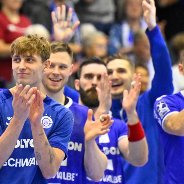Mehre Handballer des VfL Gummersbach nach einem Spiel.