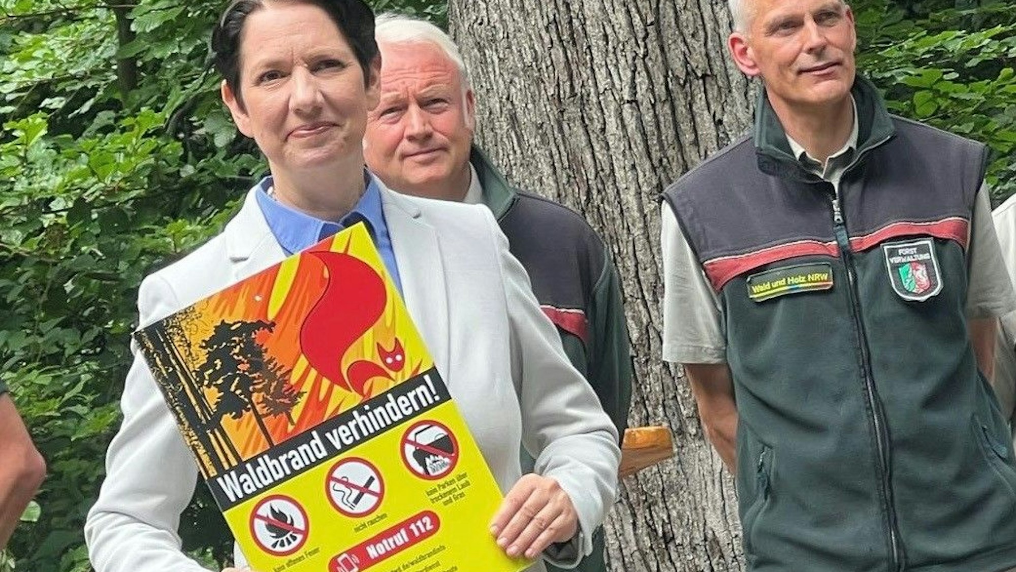Silke Gorißen (links) stellt in Wuppertal das neue Schild vor, das vor Waldbrandgefahr warnen soll.