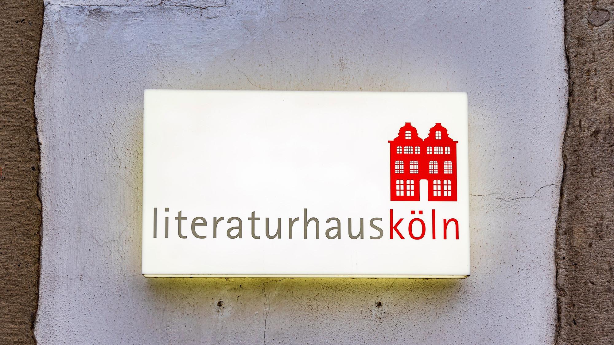 Zu sehen ist das beleuchtete Hausschild des Literaturhauses.