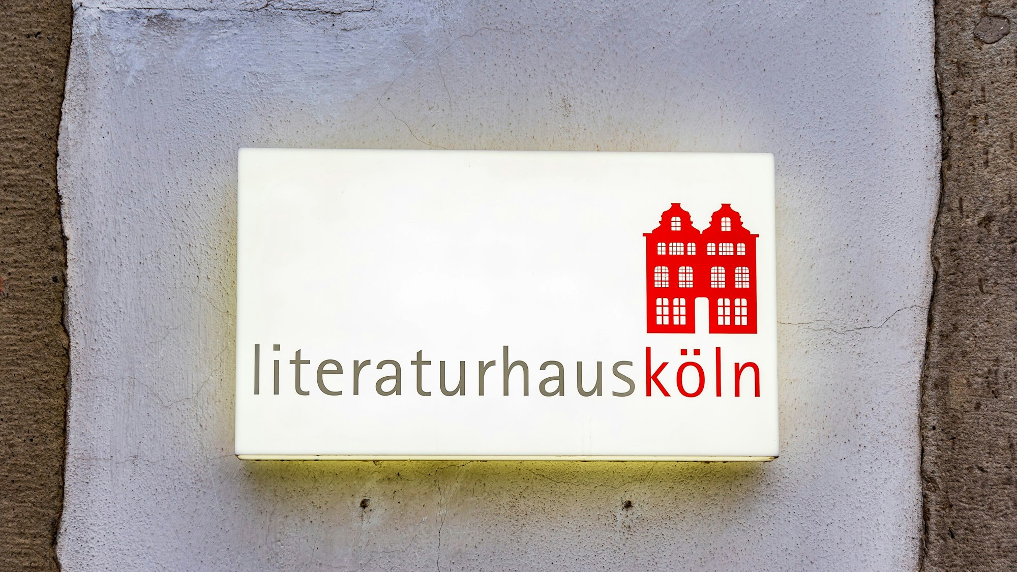 Zu sehen ist das beleuchtete Hausschild des Literaturhauses.