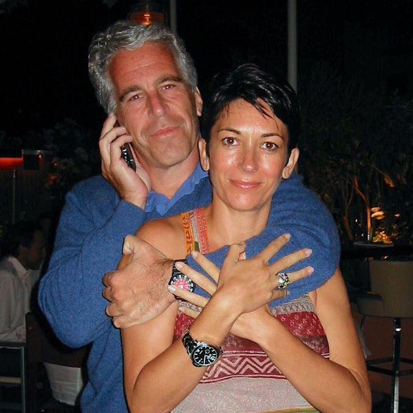 Ein Foto zeigt Ghislaine Maxwell zusammen mit dem Sexualstraftäter Jeffrey Epstein. (Archivbild)