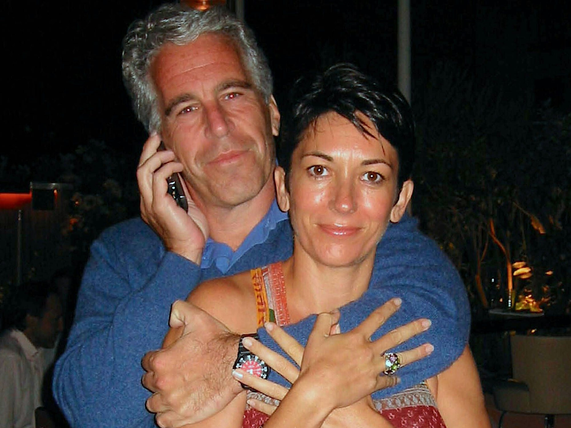 Ghislaine Maxwell, die gerade 60 Jahre alt geworden ist, wurde im Dezempder 2021 in fünf von sechs Anklagepunkten im Zusammenhang mit ihrer Rolle beim sexuellen Missbrauch von minderjährigen Mädchen durch Jeffrey Epstein für schuldig befunden.