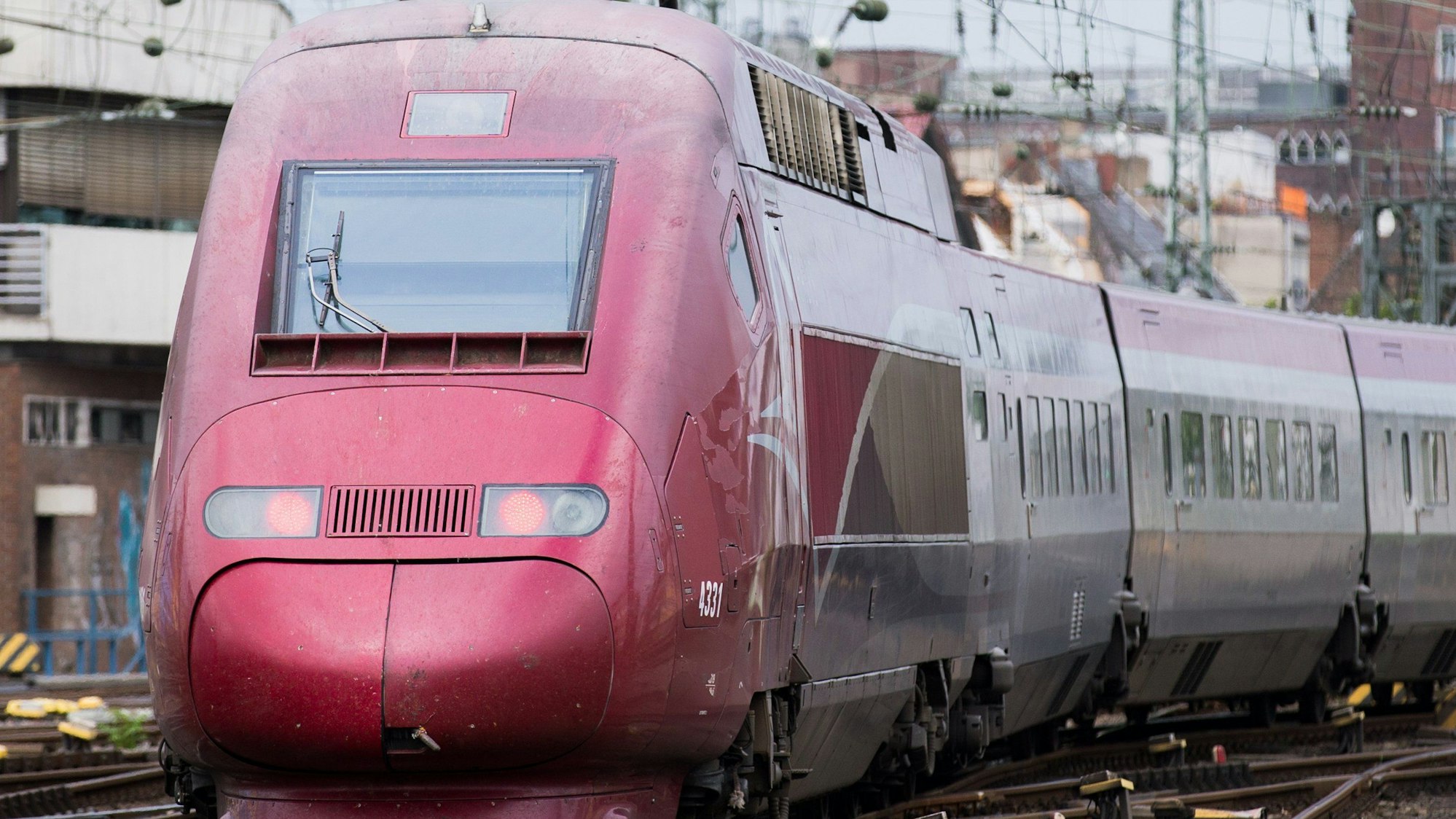 ARCHIV - Ein Thalys mit Ziel Paris Nord verlässt am 24.08.2015 den Hauptbahnhof in Köln (Nordrhein-Westfalen). Foto: Rolf Vennenbernd/dpa (zu dpa "Frankreich richtet Sicherheitsschleusen für Thalys-Reisende ein" vom 24.11.2015) +++(c) dpa - Bildfunk+++