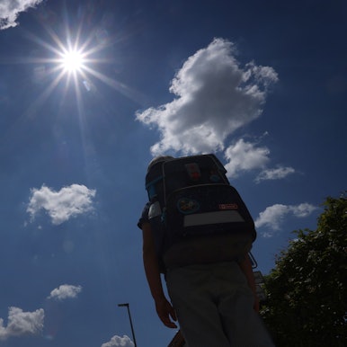 Die Sonne lugt zwischen zwei Wolken hervor.