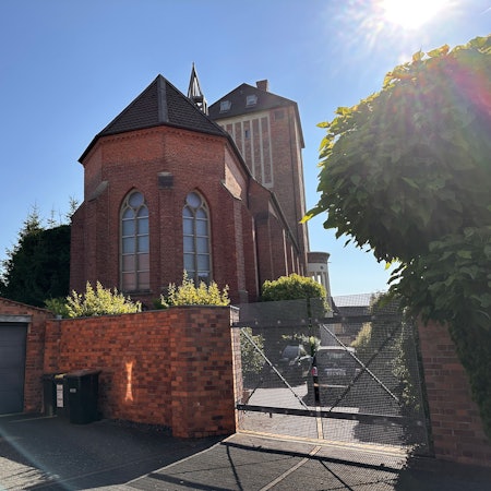 Blick auf die ehemalige Kirche Heilige Drei Könige. Sie wurde 1988 entweiht und dient heute zum Wohnen und Arbeiten.
