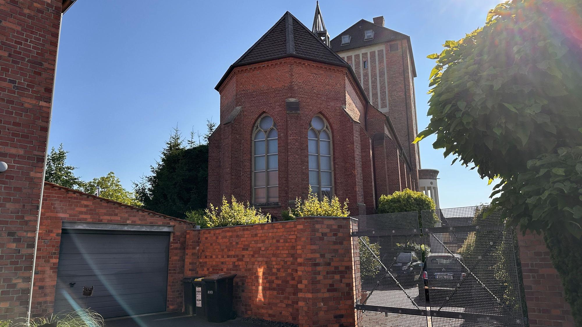 Blick auf die ehemalige Kirche Heilige Drei Könige. Sie wurde 1988 entweiht und dient heute zum Wohnen und Arbeiten.