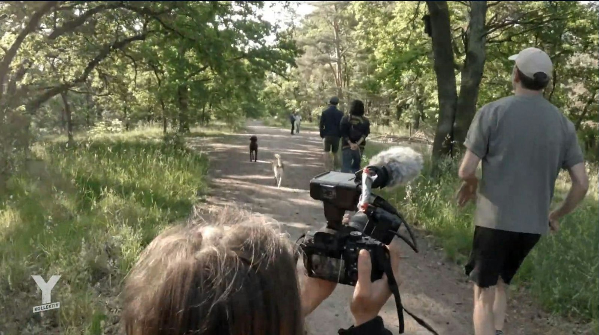 Zusammen mit seinem Kamerateam traut sich ARD-Reporter Nico Schmolke (rechts), im Park joggen zu gehen. Die vielen freilaufenden Hunde machen ihm Angst. (Bild: ARD)
