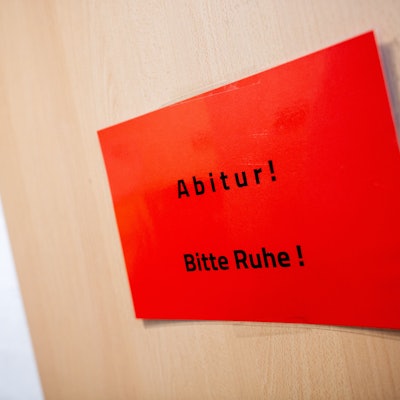 Ein Schild mit der Aufschrift „Abitur! Bitte Ruhe!“ hängt während der schriftlichen Abiturprüfungen an einer Tür.