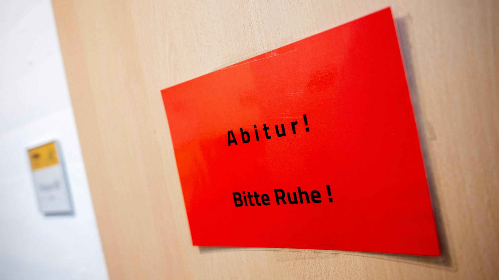 Ein Schild mit der Aufschrift „Abitur! Bitte Ruhe!“ hängt während der schriftlichen Abiturprüfungen an einer Tür.